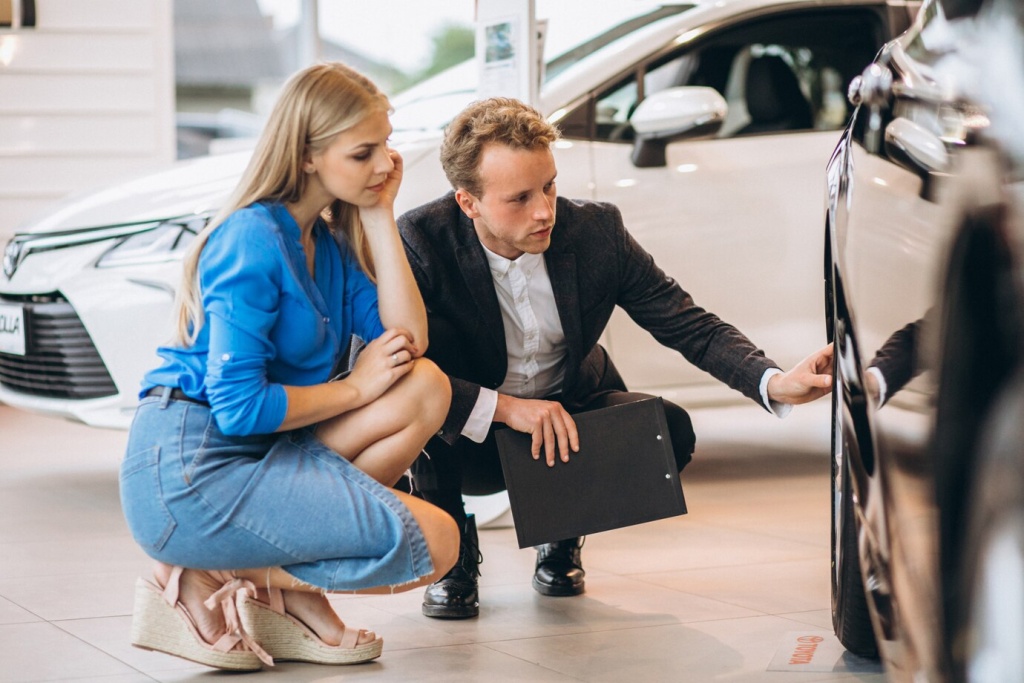 woman-choosing-car-car-showroom_1303-15167.jpg туфли