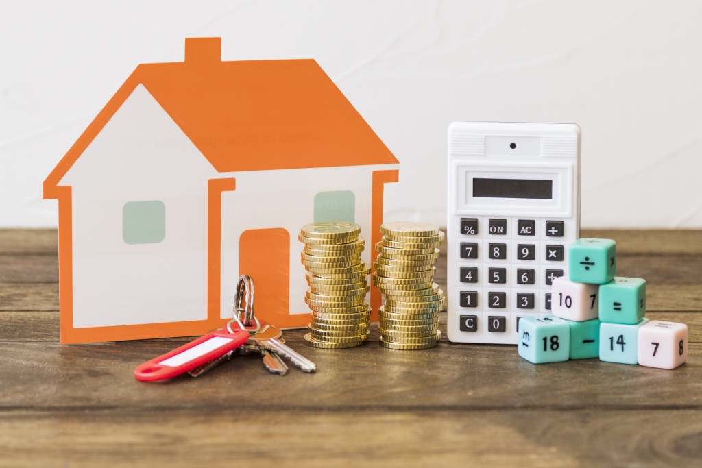 house-key-stacked-coins-calculator-math-blocks-wooden-table.jpg дом