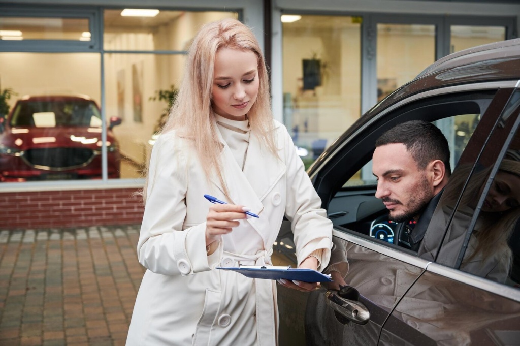 woman-salesperson-asking-sign-some-documents-car-dealership_651396-2022.jpg ручка