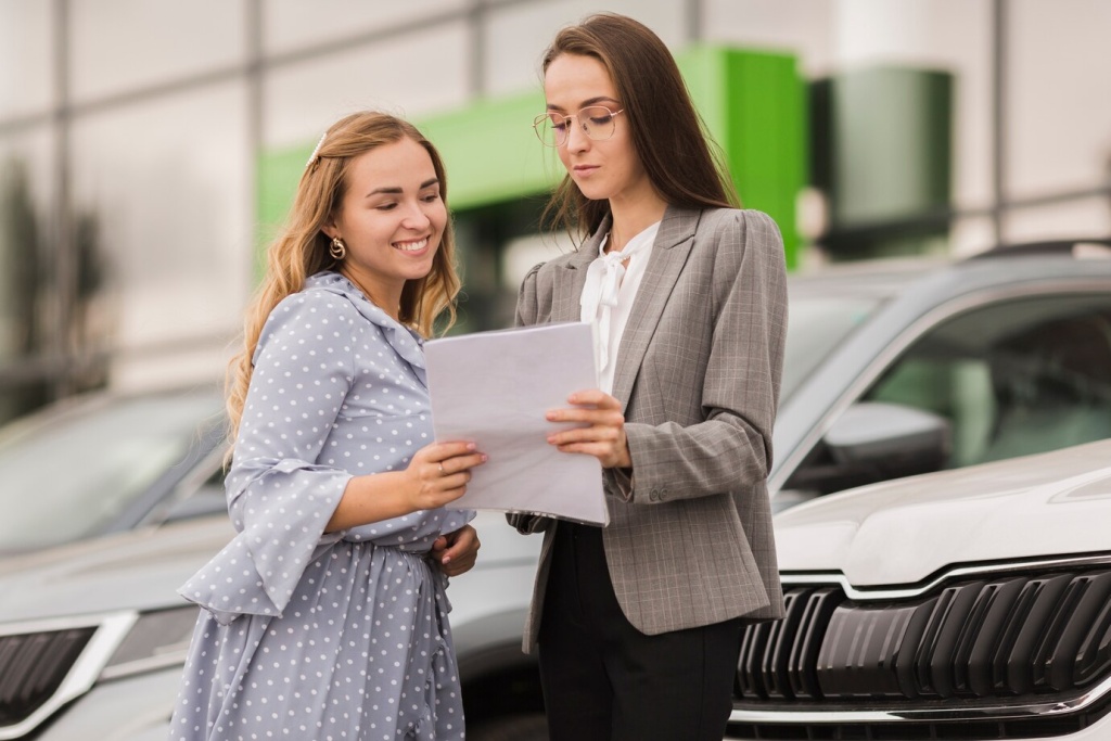 women-holding-contract-looking-it_23-2148384971.jpg улыбка
