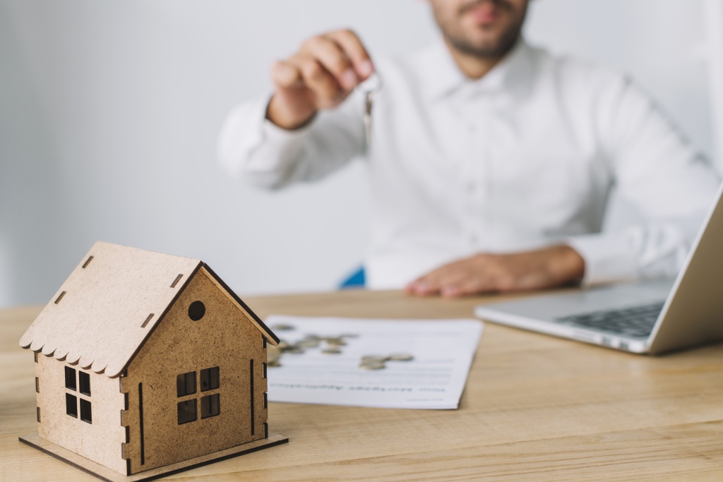 house-near-real-estate-agent-with-keys.jpg сотрудник