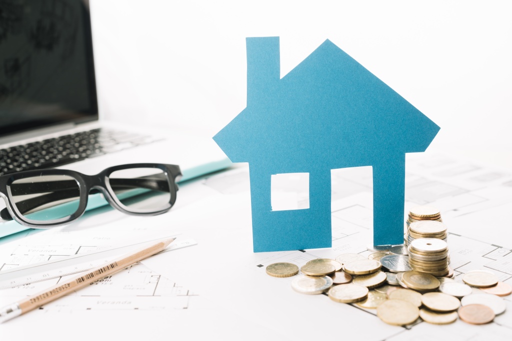small-house-figurine-coins-laptop.jpg монеты